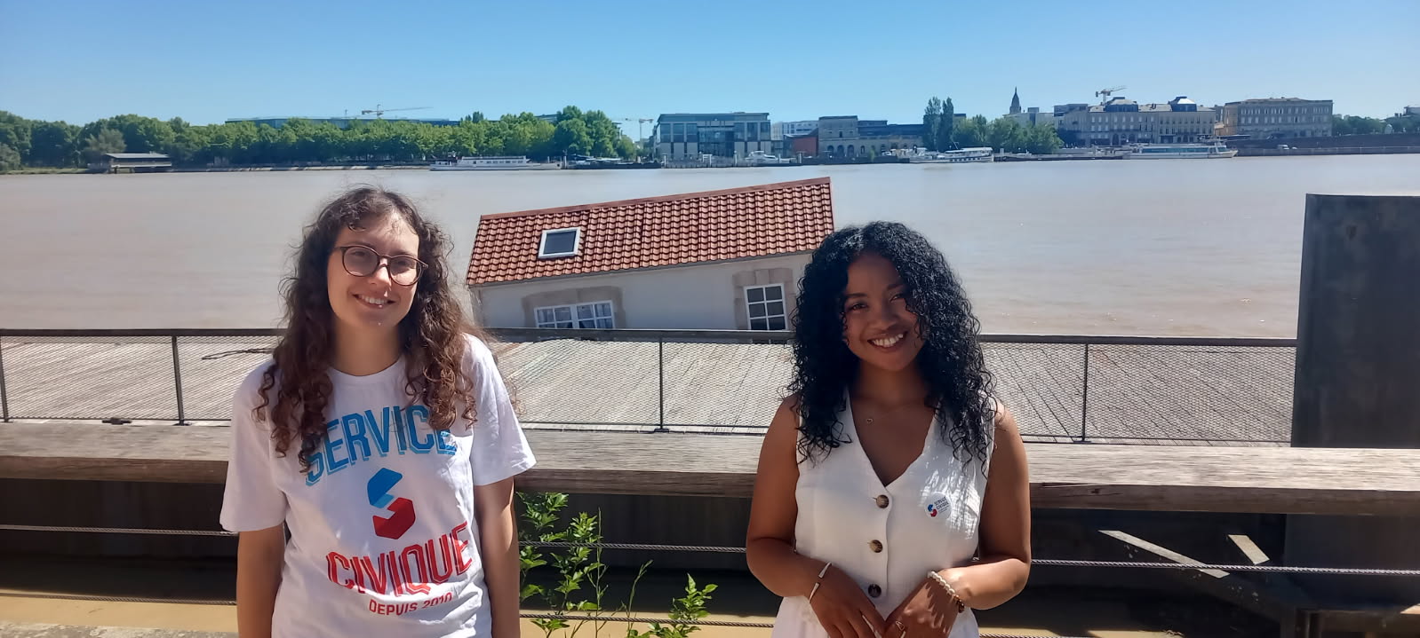 Lolita Manitra devant la maison flottante